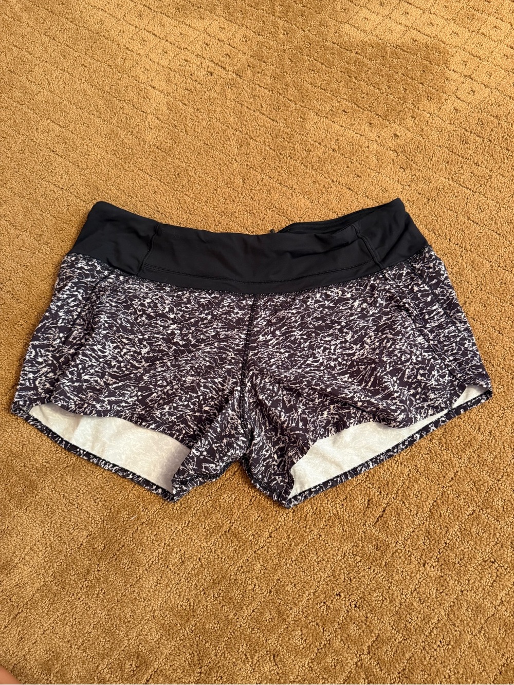 Lululemon Speed Up Black And White Print High Rise 4” Shorts Women’s 10